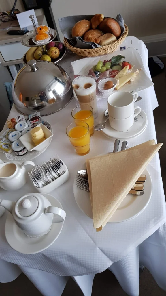 Wer im Hotel selbst schläft, kann sich sein Frühstück auch direkt aufs Zimmer bringen lassen
