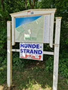 Vom Parkplatz an der Hauptstraße, sind es auch nochmal 800 meter bis zum Hundestrand