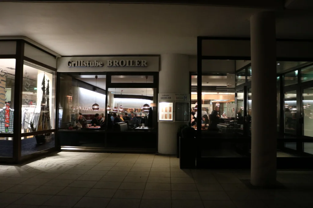 broilerbar hotel neptun warnemuende aussen