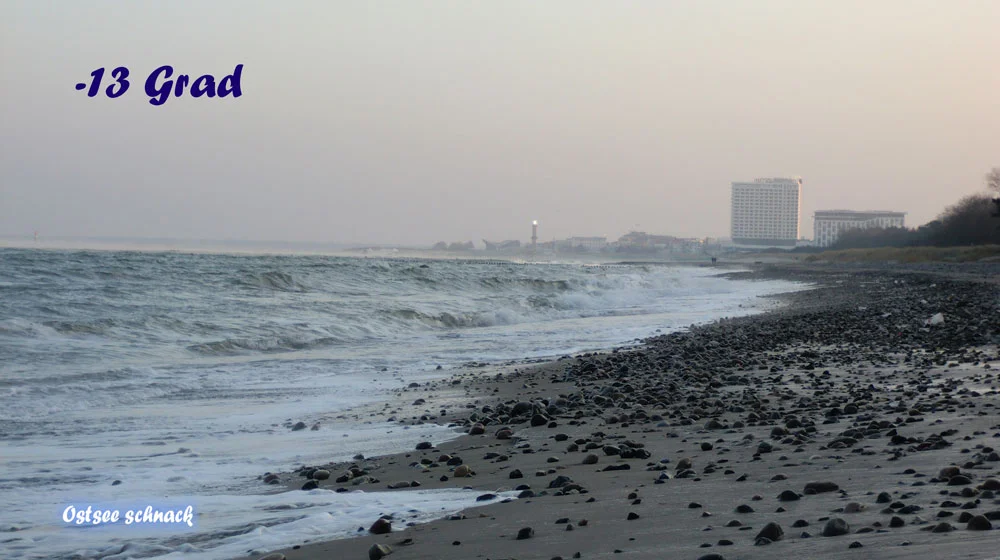 Ein winterlicher Strand an der Ostsee mit Steinen und Wellen bei eisigen -13 Grad Celsius