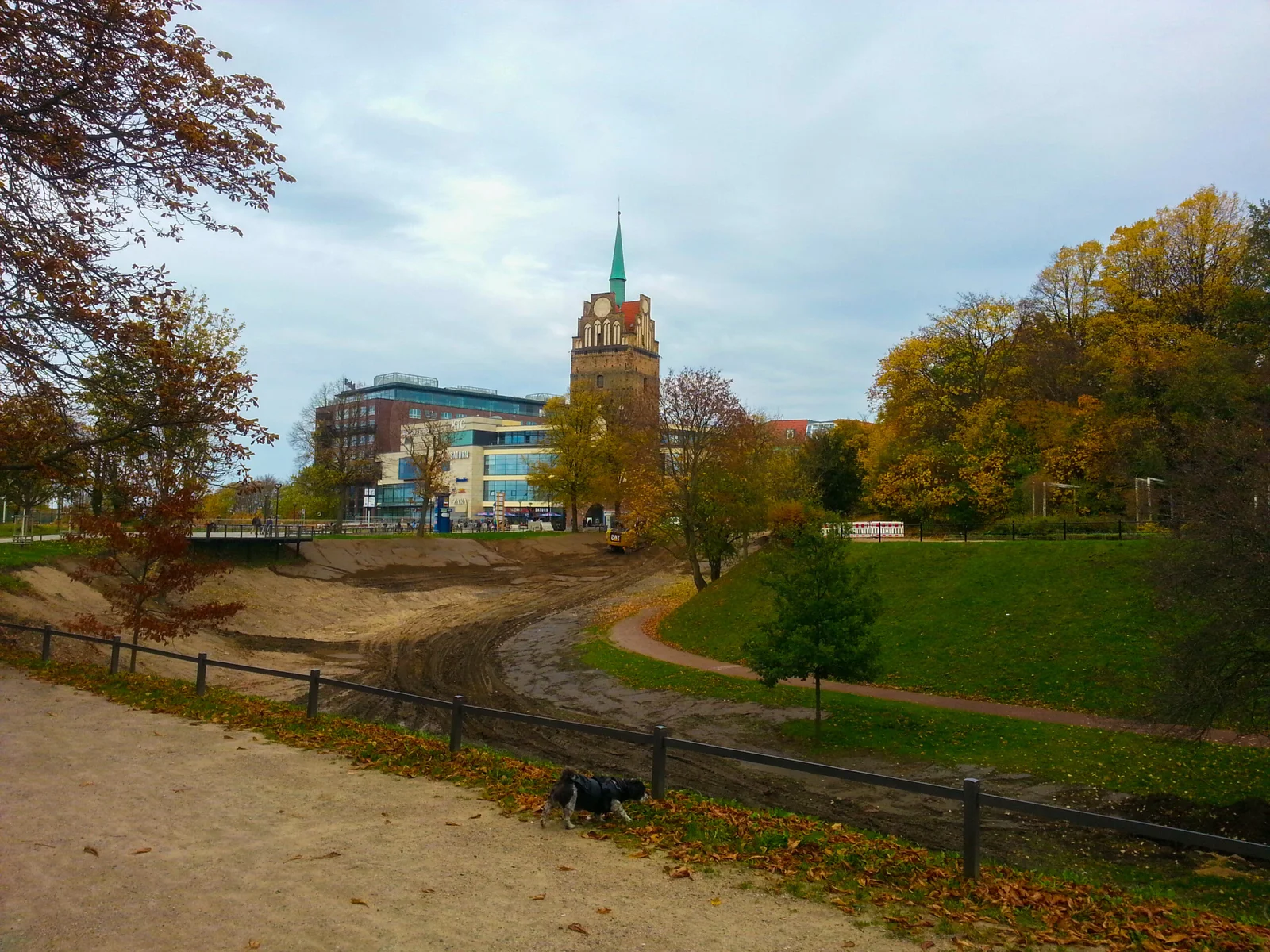motel-one-rostock-2013-herbst-gebaeude-3