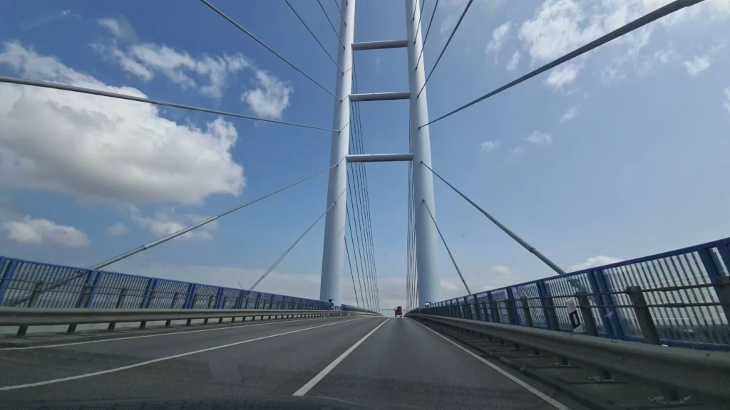 ruegenbruecke mitte blauer himmel