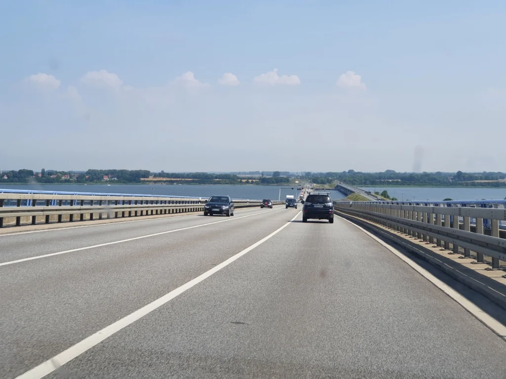ruegenbruecke richtung ruegen blauer himmel
