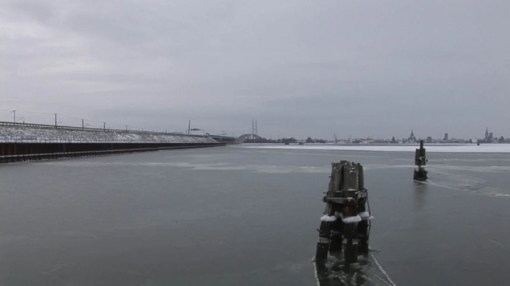 ruegenbruecke richtung stralsund gefrorener bodden 16.12.2010