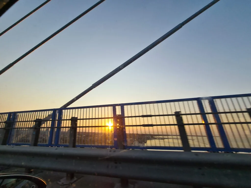 ruegenbruecke richtung stralsund sonnenuntergang