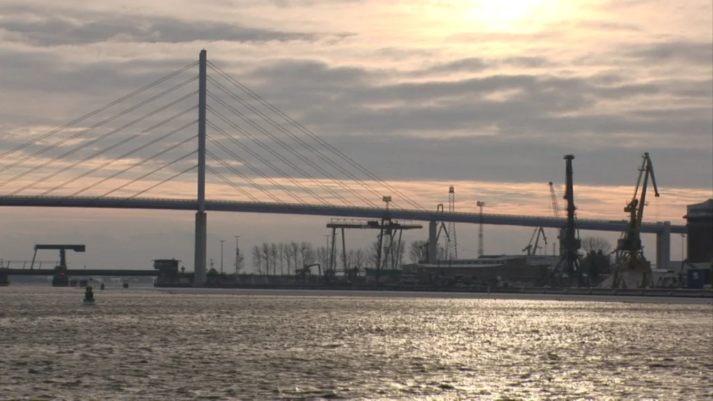 Rügenbrücke von der Seite gesehen