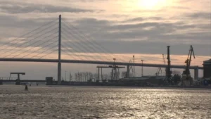 Rügenbrücke von der Seite gesehen