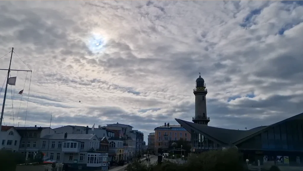 Sonnenfinsternis 2026 in Rostock: Beste Aussicht an der Ostsee & Last-Minute-Tipps für Schutzbrillen