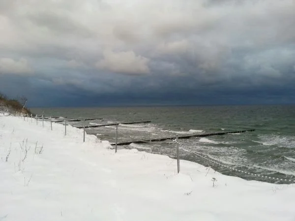 Schnee im Winter an der Steilküste der Ostsee im Ostseebad Nienhagen am 6. Dezember 2012