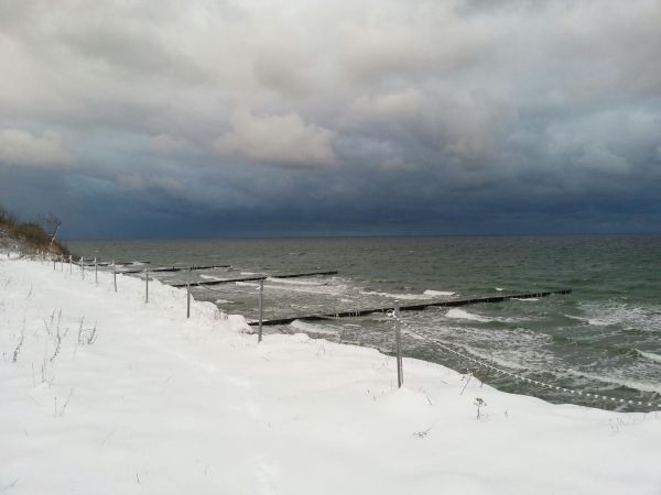 Schnee im Winter an der Steilküste der Ostsee im Ostseebad Nienhagen am 6. Dezember 2012