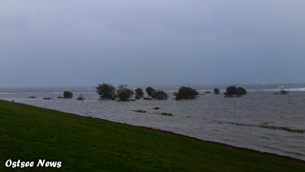 Center Parcs Nordsee mit Sturmflut vor dem Deich
