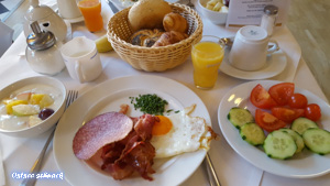 Frühstück mit Bacon im Precise Resort Rügen