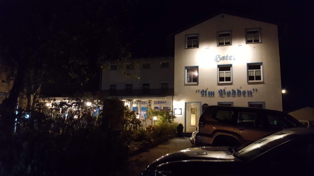 Hotel und Steakhouse Lauterbach Am Bodden aussenansicht nachts