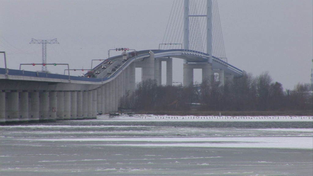 Rügenbrücke im Winter mit gefrorenem Bodden