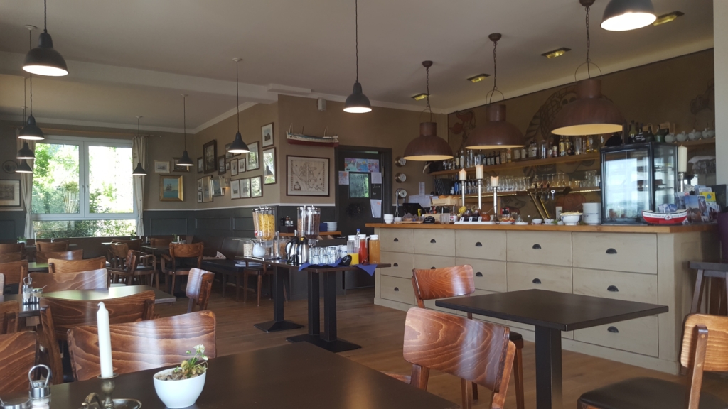 restaurant kormoran innenansicht fruehstuecksbuffet lauterbach insel ruegen